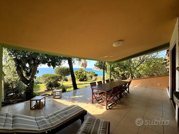 Villa con ampio giardino a pochi passi dal mare