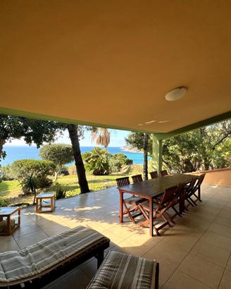 Villa con ampio giardino a pochi passi dal mare