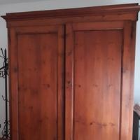 Armadio in legno antico