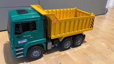Camion man ribaltabile multicolore BRUDER