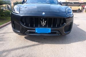 MASERATI GRECALE MODENA – Eleganza, Sportività e L