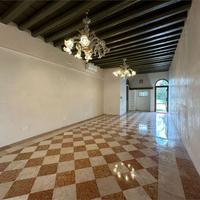 Mirano, al piano terra, negozio storico in piazza