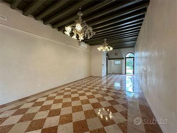 Mirano, al piano terra, negozio storico in piazza