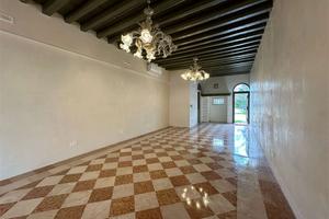 Mirano, al piano terra, negozio storico in piazza