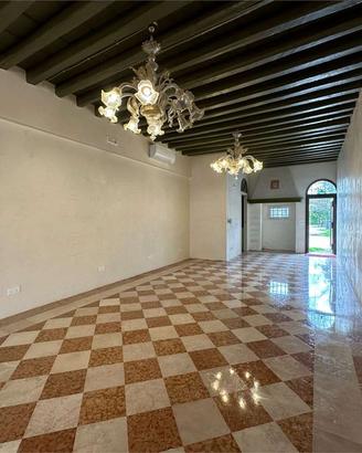 Mirano, al piano terra, negozio storico in piazza