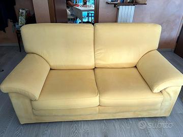 Due divani in alcantara gialla sfoderabili