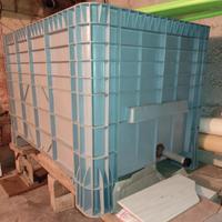 Cassone per alimenti in plastica grigia con piedi