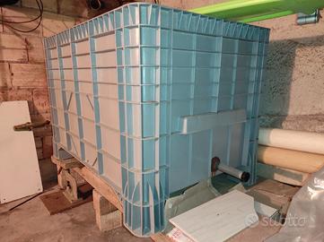 Cassone per alimenti in plastica grigia con piedi