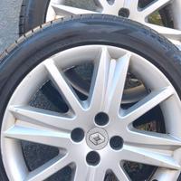 Cerchi da 17 Renault con due gomme 