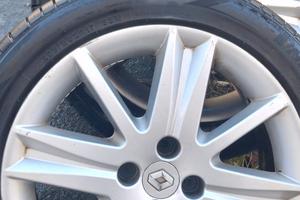 Cerchi da 17 Renault con due gomme 