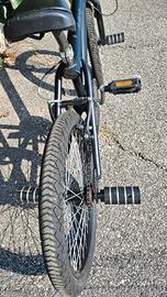 BMX nera usata, completa di pegs in buone condizio