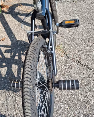 BMX nera usata, completa di pegs in buone condizio