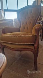 Due poltrone in stile classico con tavolino