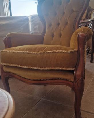 Due poltrone in stile classico con tavolino