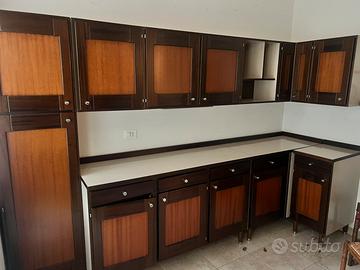 Cucina in legno chiusure magnetiche bella fattura