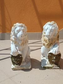 Coppia di leoni in gesso