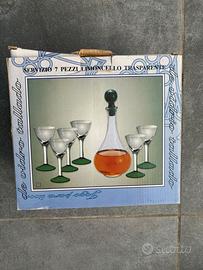 Set Bottiglia e Bicchieri in Vetro per grappa e li