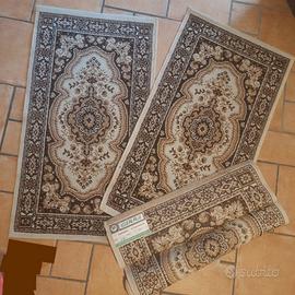 Tris tappeti scendiletto classici stile persiano 
