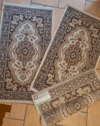 Tris tappeti scendiletto classici stile persiano 