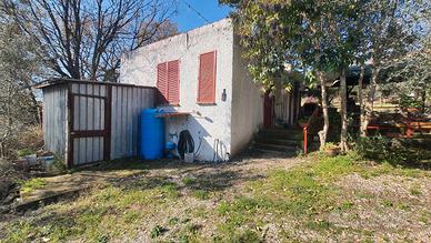 Piccola abitazione con ampio terreno