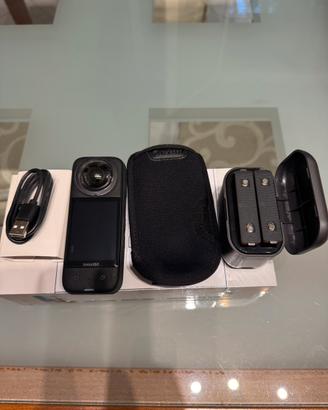Insta360 x 3 + 2 batterie aggiuntive