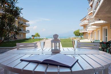 LA REGGIA bilocale fronte lago capodanno