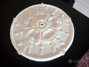 Rosone in gesso per soffitto.