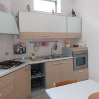 Cucina con elettrodomestici