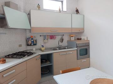 Cucina con elettrodomestici