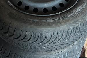 4 cerchi 16 Nissan e gomme invernali