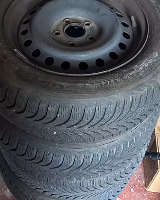 4 cerchi 16 Nissan e gomme invernali