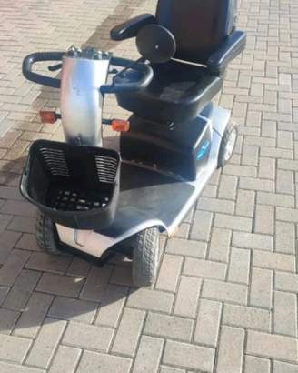 Scooter e carrozzina elettrica per anziani