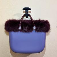 Borsa O bag con bordo in ecopelliccia e manici
