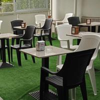 4. sedie nere 7 sedie bianche 