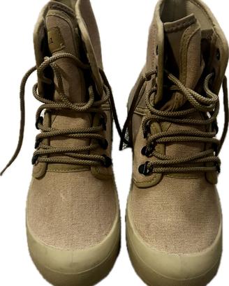 Scarpe escursionismo nel deserto