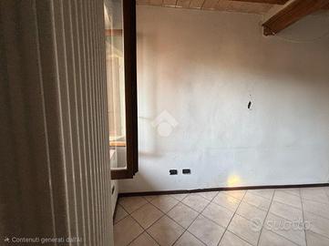 MONOLOCALE A TRAVERSETOLO