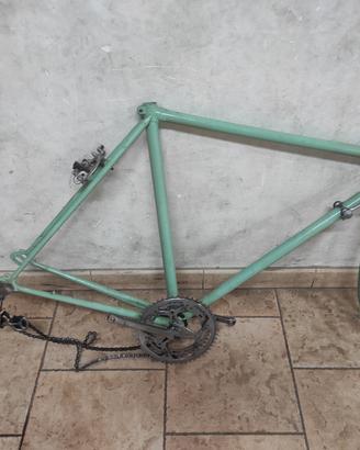 Telaio bici colore Bianchi e cerchioni Nisi