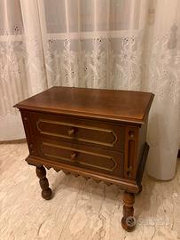 Coppia di comodini stile classico