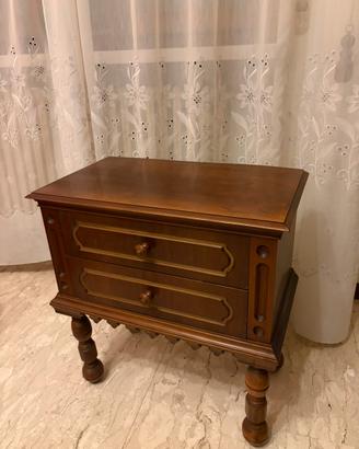 Coppia di comodini stile classico