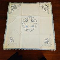 Tovaglietta in puro cotone con ricami a mano