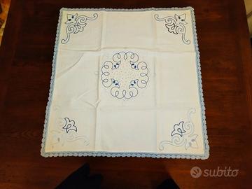 Tovaglietta in puro cotone con ricami a mano
