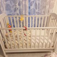 Culla completa con materasso, paracolpi e piumone.