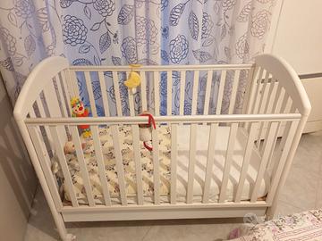 Culla completa con materasso, paracolpi e piumone.