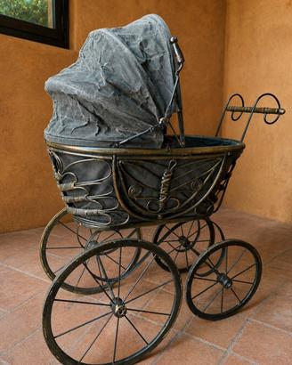 Carrozzina per bambole vintage in ferro battuto