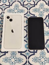 iPhone 13 con accessori
