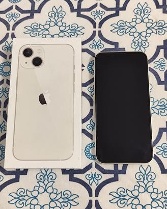 iPhone 13 con accessori