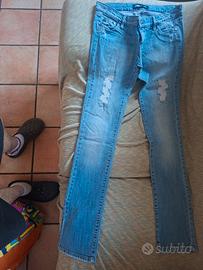 jeans strappati