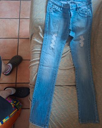 jeans strappati