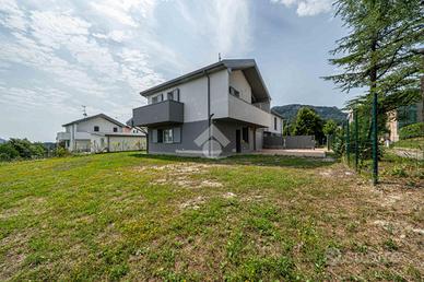 VILLA SINGOLA A CASTELNOVO NE' MONTI