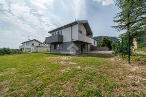 VILLA SINGOLA A CASTELNOVO NE' MONTI